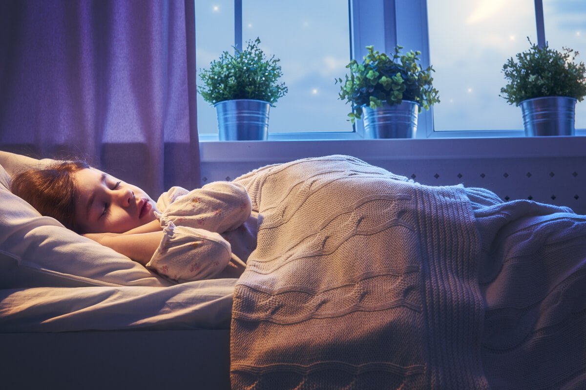 ベッドで眠る子ども