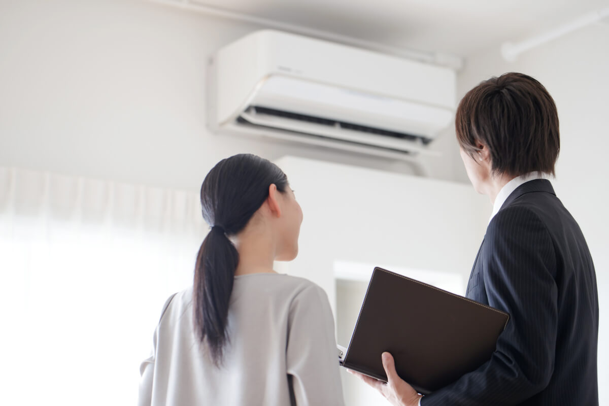 物件を内覧する人