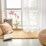 クッションとラグが敷かれた部屋