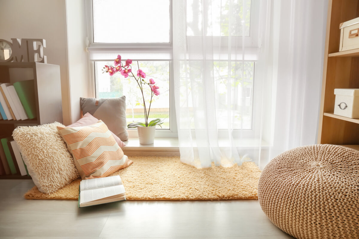 クッションとラグが敷かれた部屋