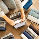 タオルや洋服を収納する人